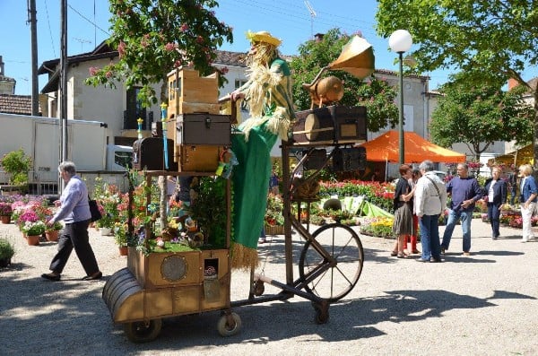 échassiers épouvantail et machine de déambulation