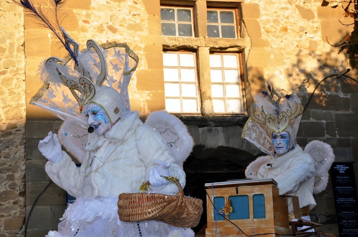 échassiers musiciens de noël à st antoine l'abbaye 5